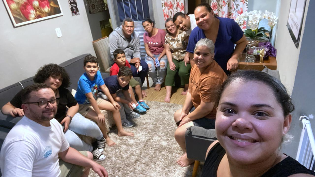 Famílias reunidas em um GCEM da CG Diadema